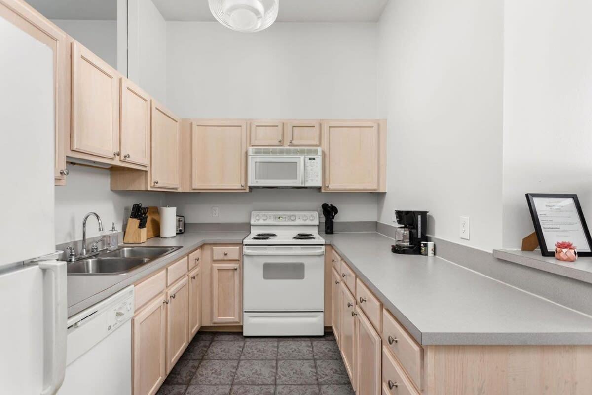 Modern Downtown Apartment 2Br 2Ba By Cozysuites อินเดียนาโพลิส ภายนอก รูปภาพ
