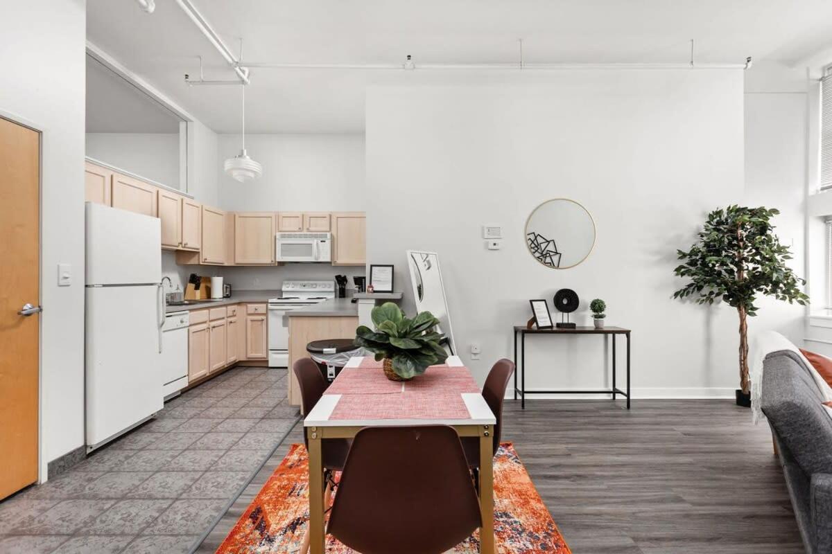 Modern Downtown Apartment 2Br 2Ba By Cozysuites อินเดียนาโพลิส ภายนอก รูปภาพ