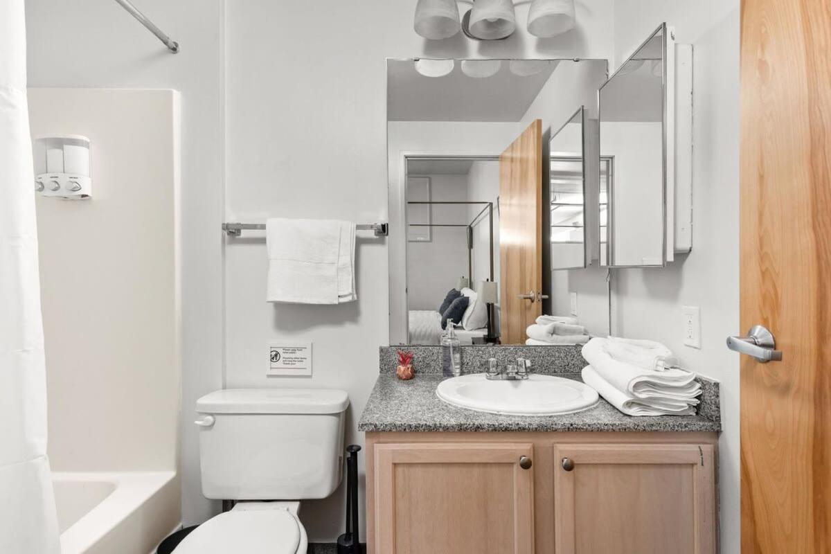 Modern Downtown Apartment 2Br 2Ba By Cozysuites อินเดียนาโพลิส ภายนอก รูปภาพ